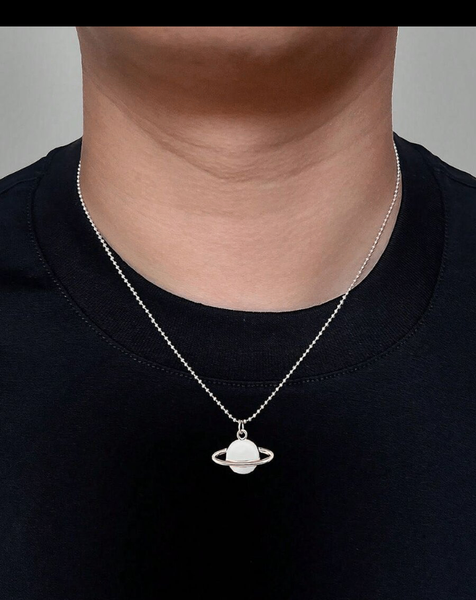 Collier pendentif planète argentée