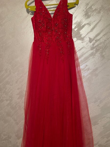красное вечернее платье с вышивкой и стразами, размер 38