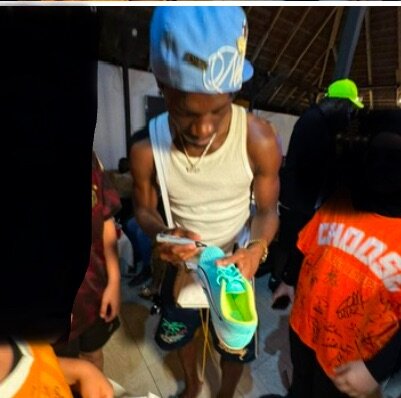 Crampons puma ultra signé par Bisouma