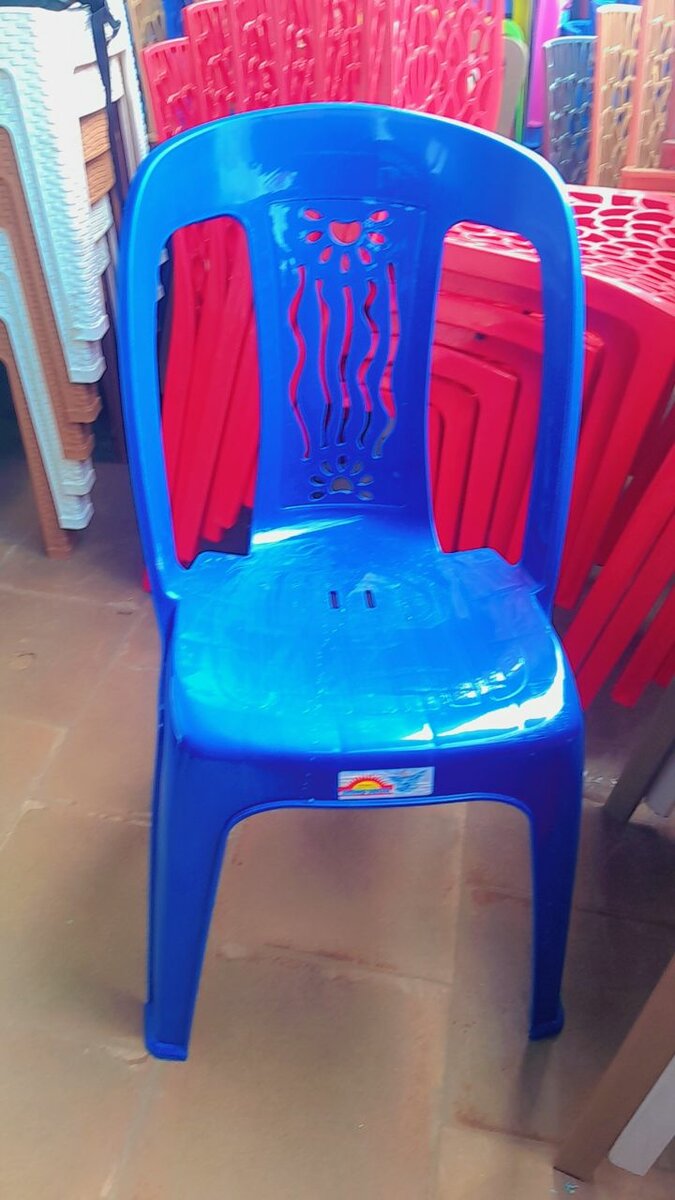 Chaise plastique robuste empilable