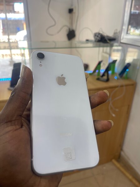 iPhone Xr 64 gig bh100% white