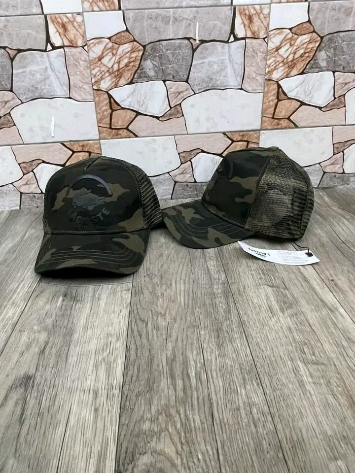 Casquette rouge style urbain