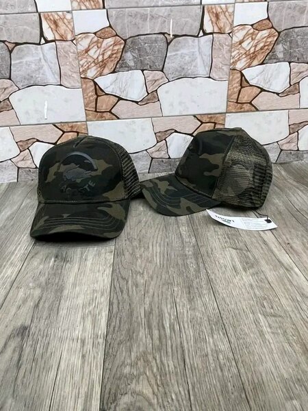 Casquette rouge style urbain