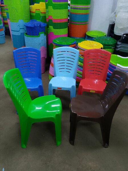 Chaises en plastique colorées pour extérieur