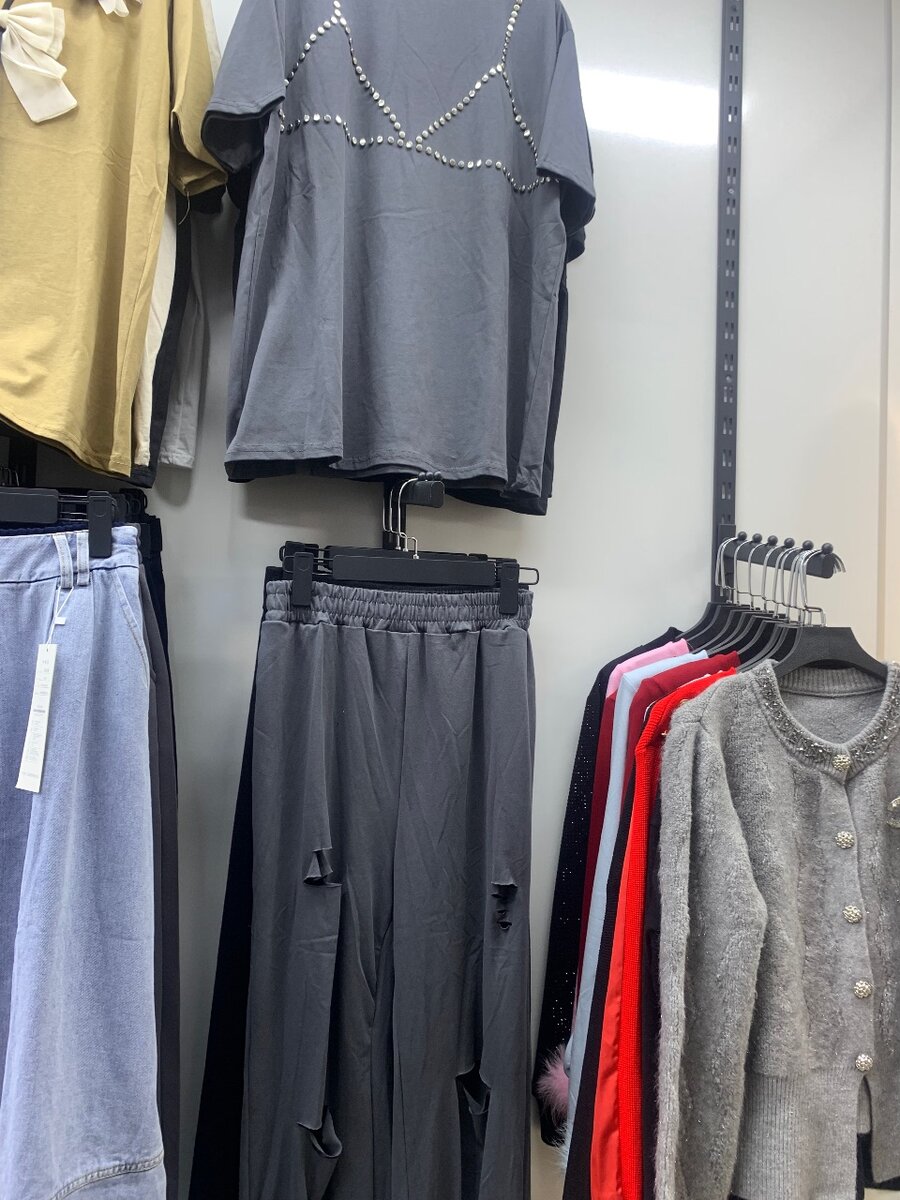 ДВОЙКА ФУТБОЛКА  рваные ШТАНЫ