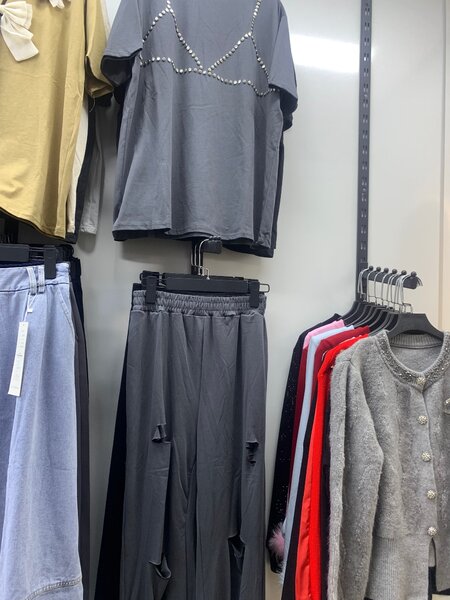 ДВОЙКА ФУТБОЛКА  рваные ШТАНЫ