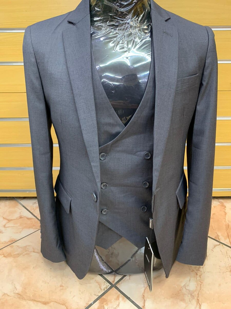 Men’s 3 piece suit, color gray