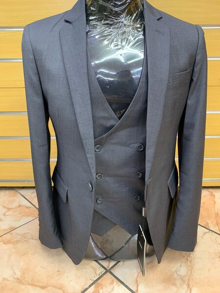 Men’s 3 piece suit, color gray