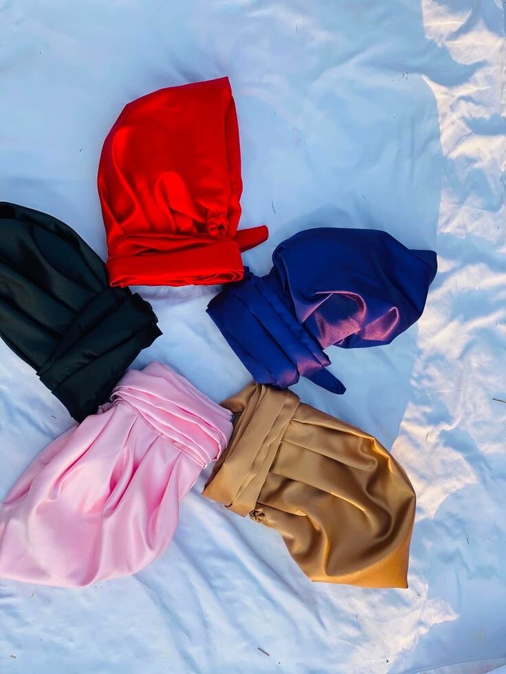 Bonnet en satin chic