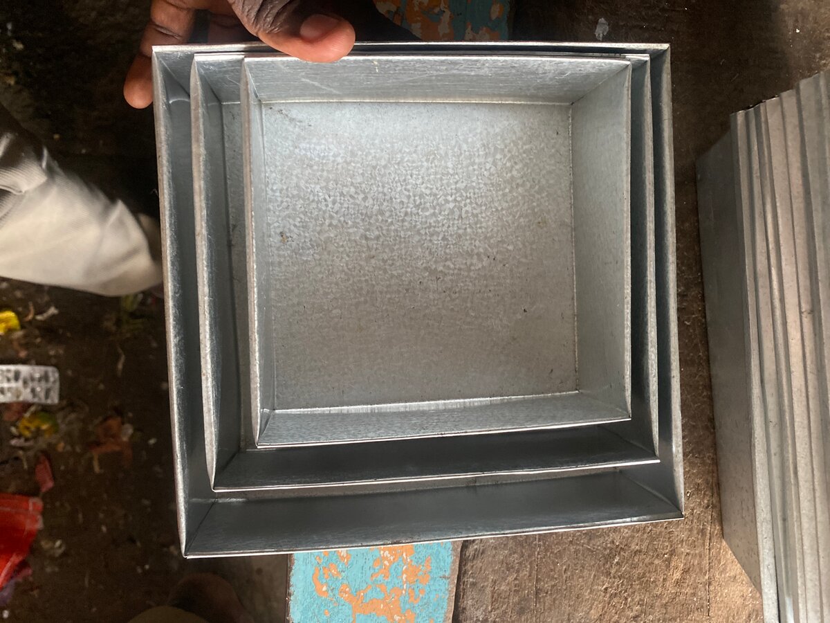 Moules à pâtisserie carrés en métal