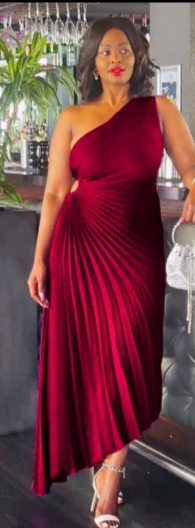 Robe asymétrique en velours rouge