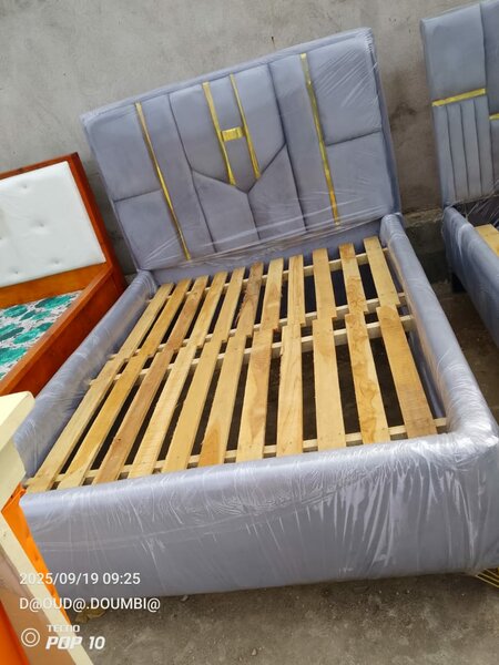 Lit double rembourré élégant