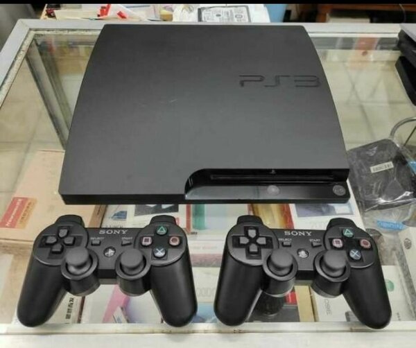 Console PS3 avec 2 manettes