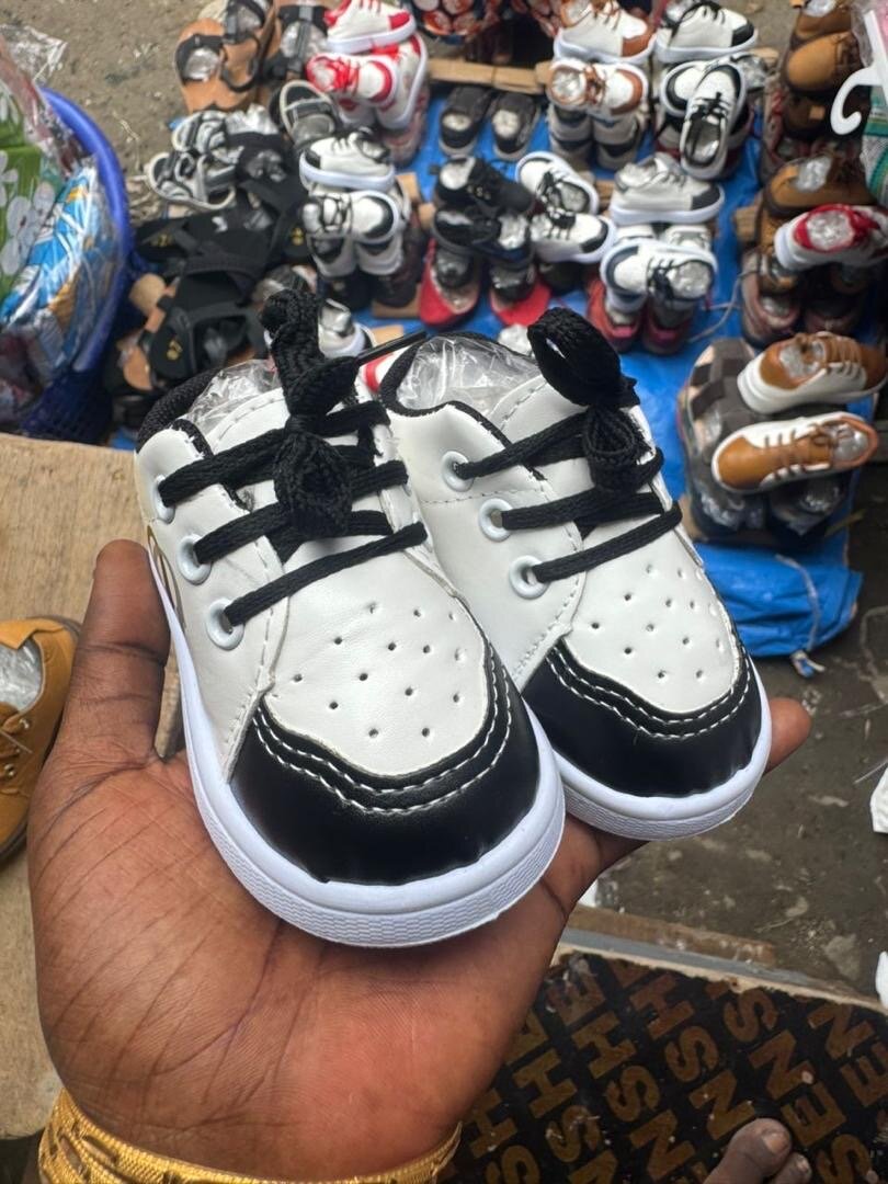 Sneakers bébé en cuir