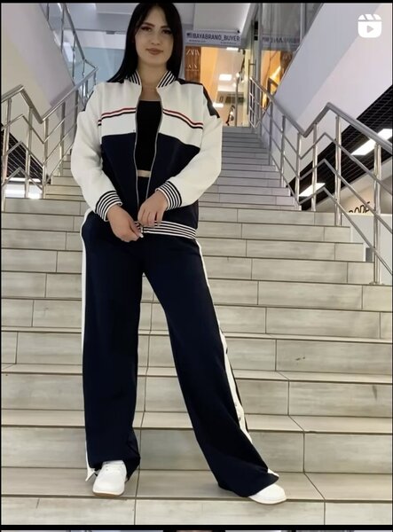 Стильный и удобный спортивный костюм для активных будней и расслабленных выходных.