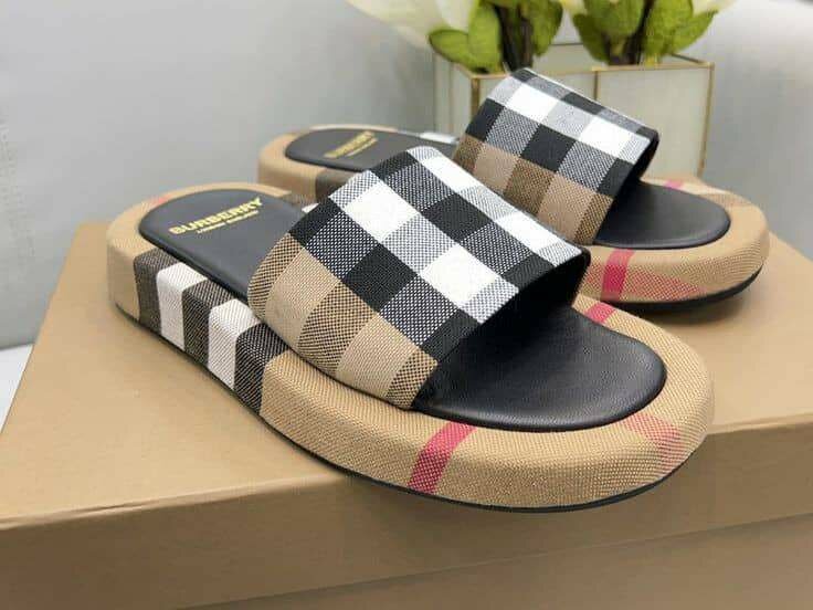 Sandales Burberry tendance pour dames et jeunes filles