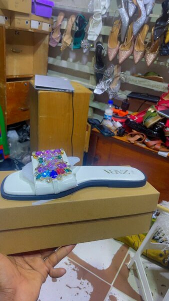 Sandales blanches ornées de bijoux