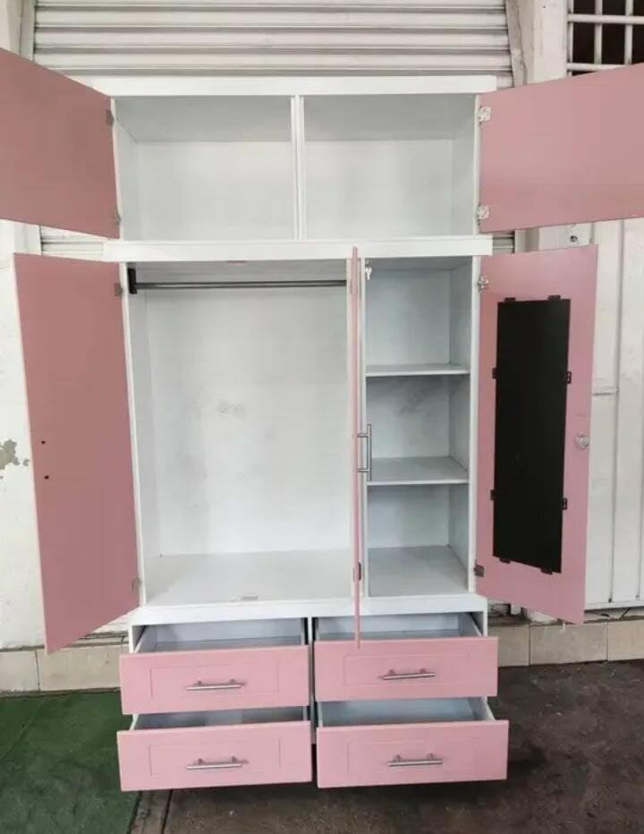 Armoire moderne avec étagères