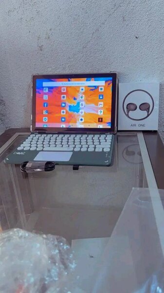 Tablette avec clavier et écouteurs
