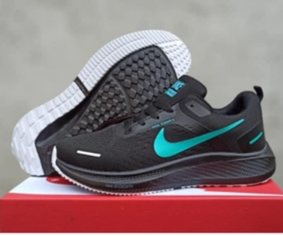 baskets Nike noir avec accent turquoise