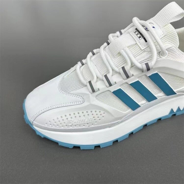 Baskets blanches et bleues tendance