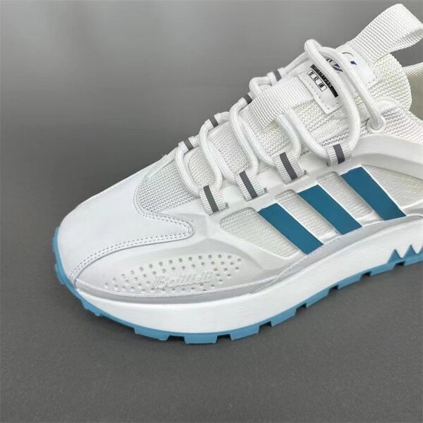 Baskets blanches et bleues tendance