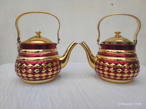 Théière  rouge élégante