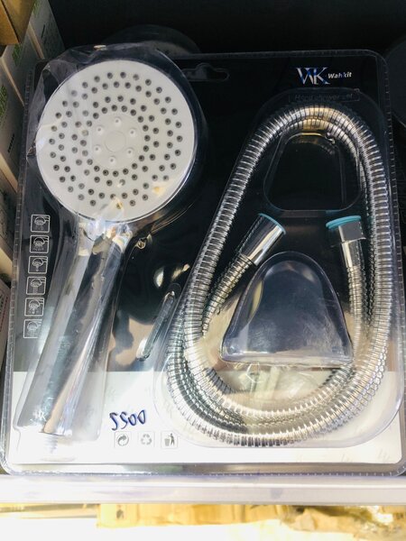 ensemble de douche trois pièces.