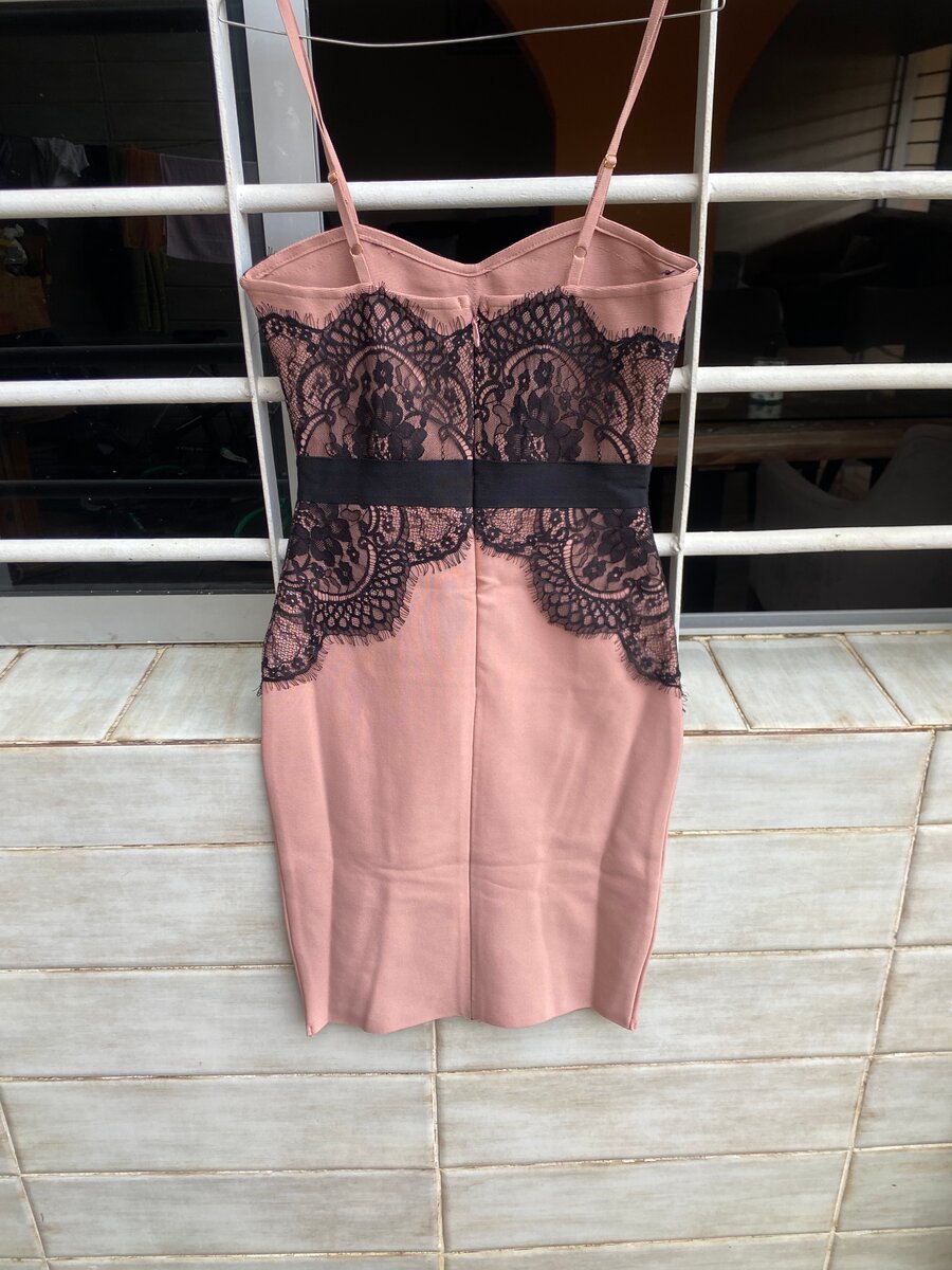 Robe moulante élégante dentelle