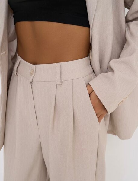 Женские классические костюмы