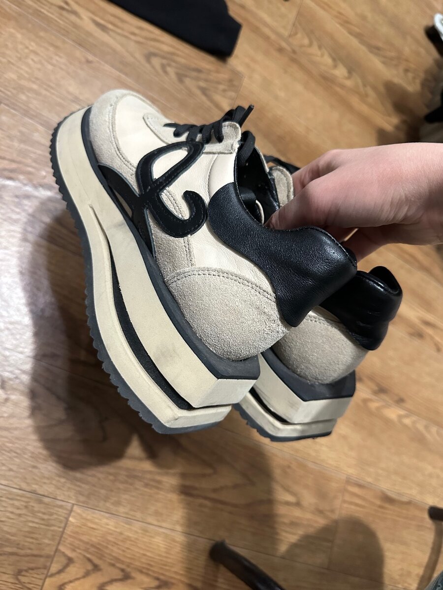 Бежевые кроссовки