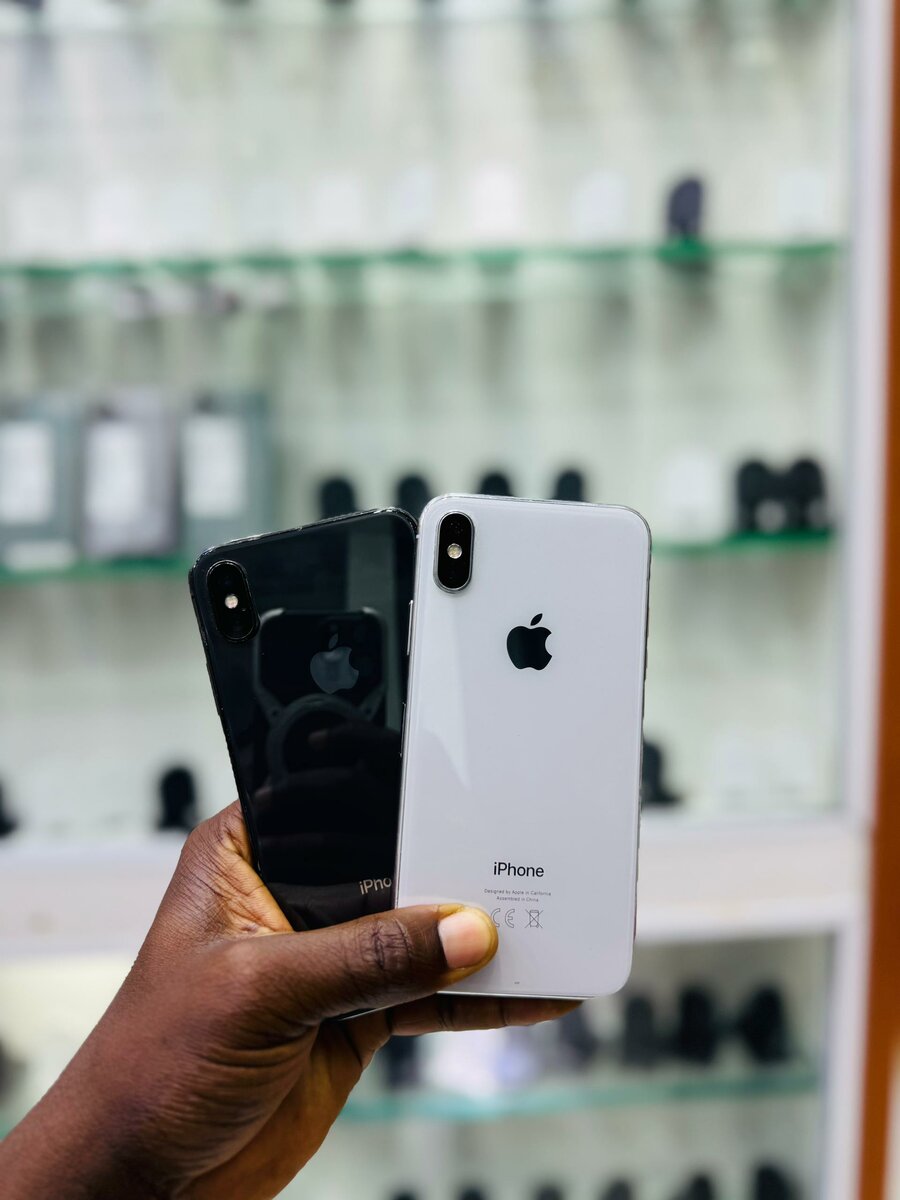 Deux iPhone X 64Go sans ID