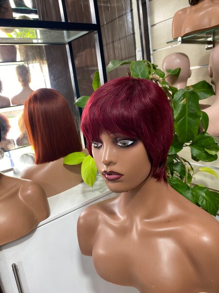 Perruque courte bordeaux