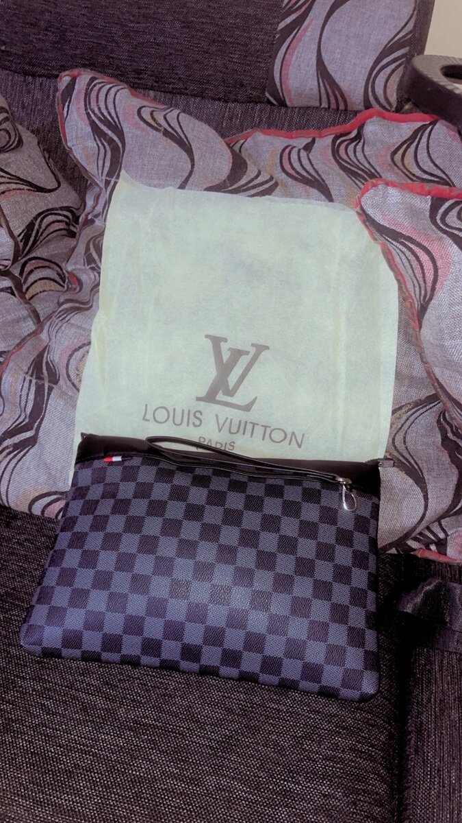 Pochette en cuir à carreaux