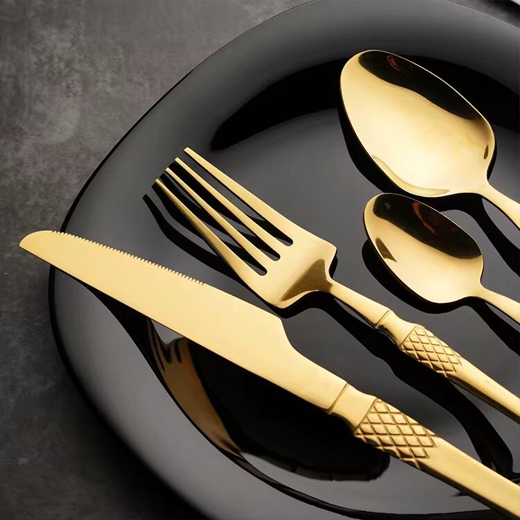 Couverts dorés élégants