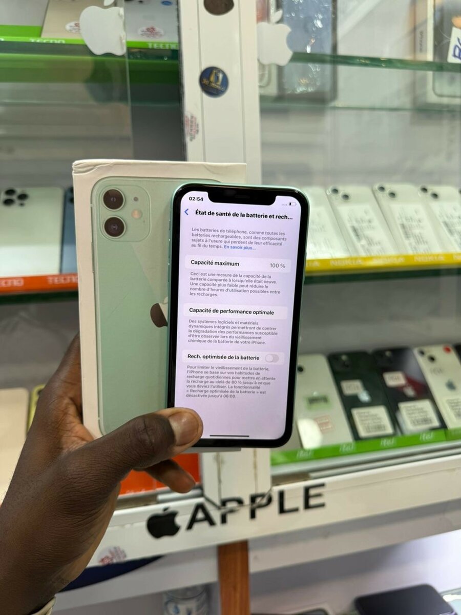 iPhone 11 64go quasi neuf avec son carton juste sans Face ID