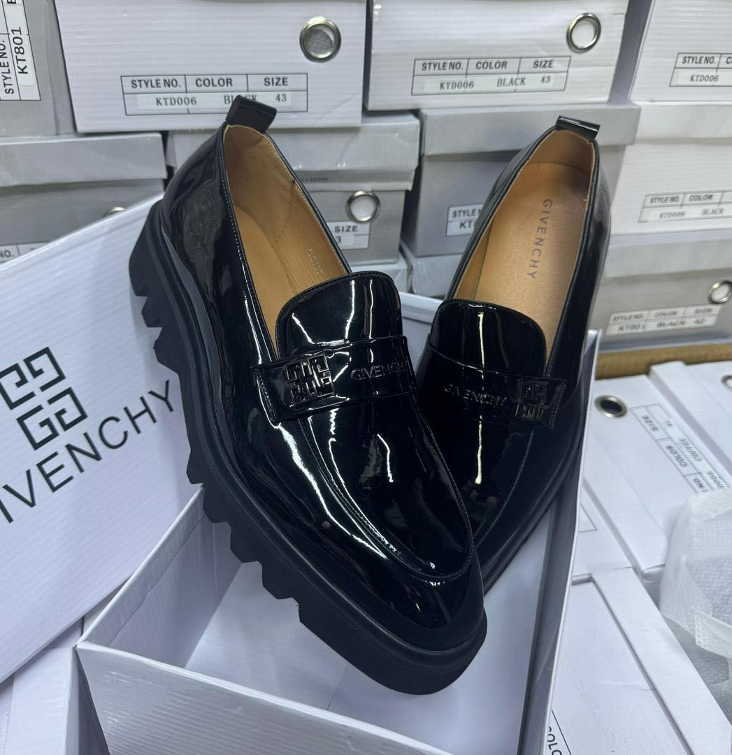 Mocassins en cuir verni noir