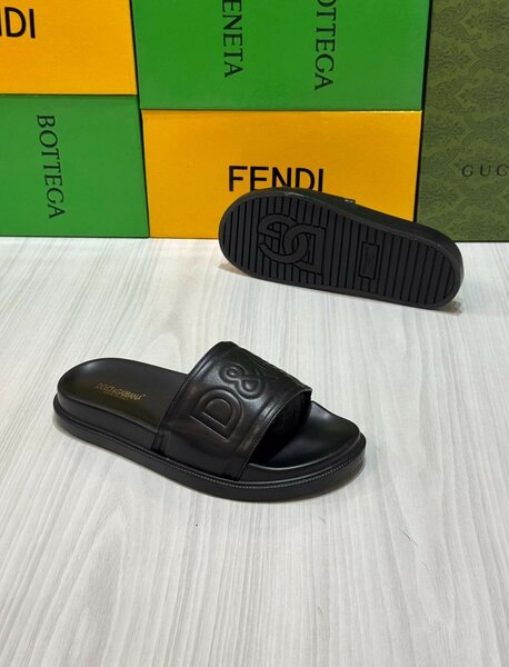 Tongs en cuir noir élégant