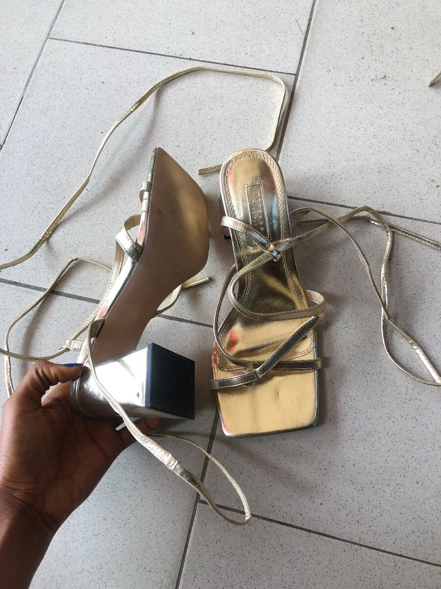 Sandales dorées à talons