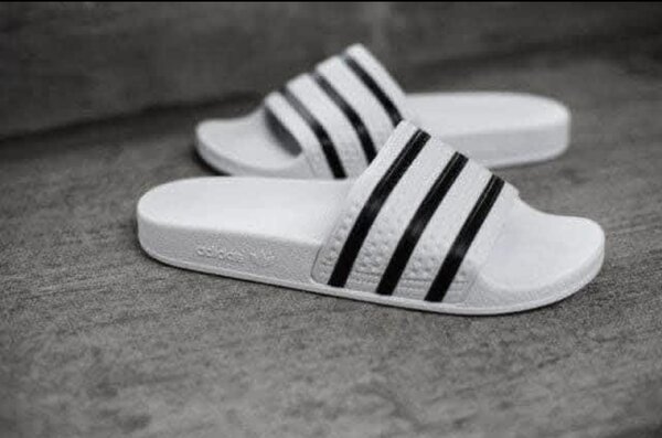 Claquettes blanches à bandes