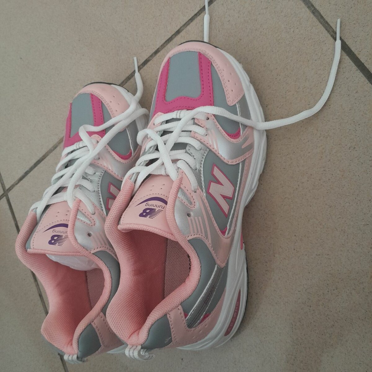 Sneakers rose et grises