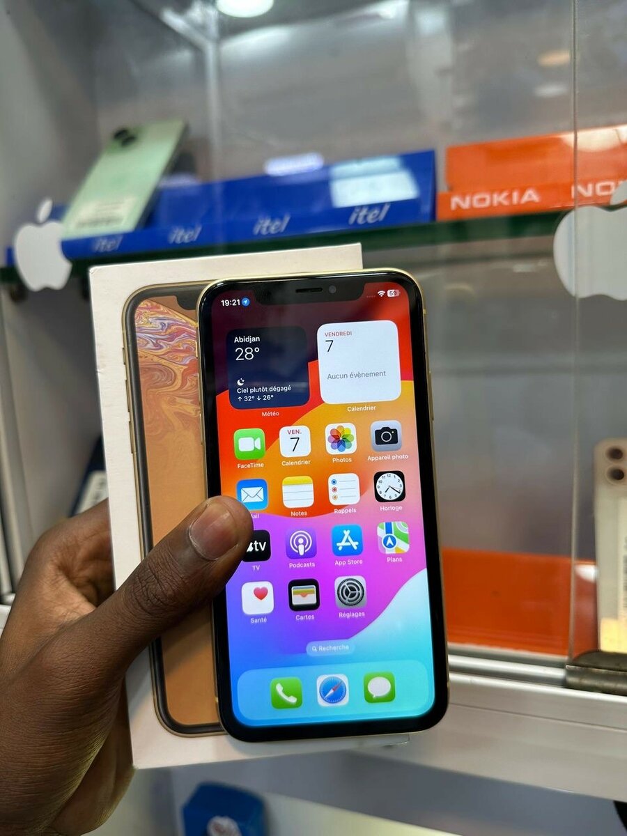 iPhone XR 64go quasi neuf avec son carton juste sans face id