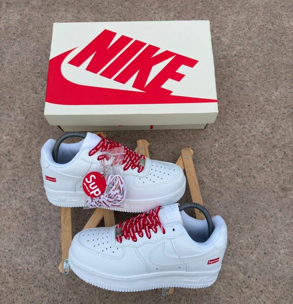 Nike Air Force 1 Supreme Blanches