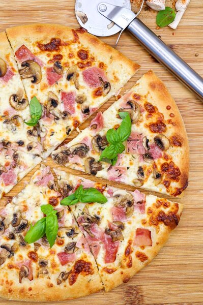 Pizza Jambon et Champignons