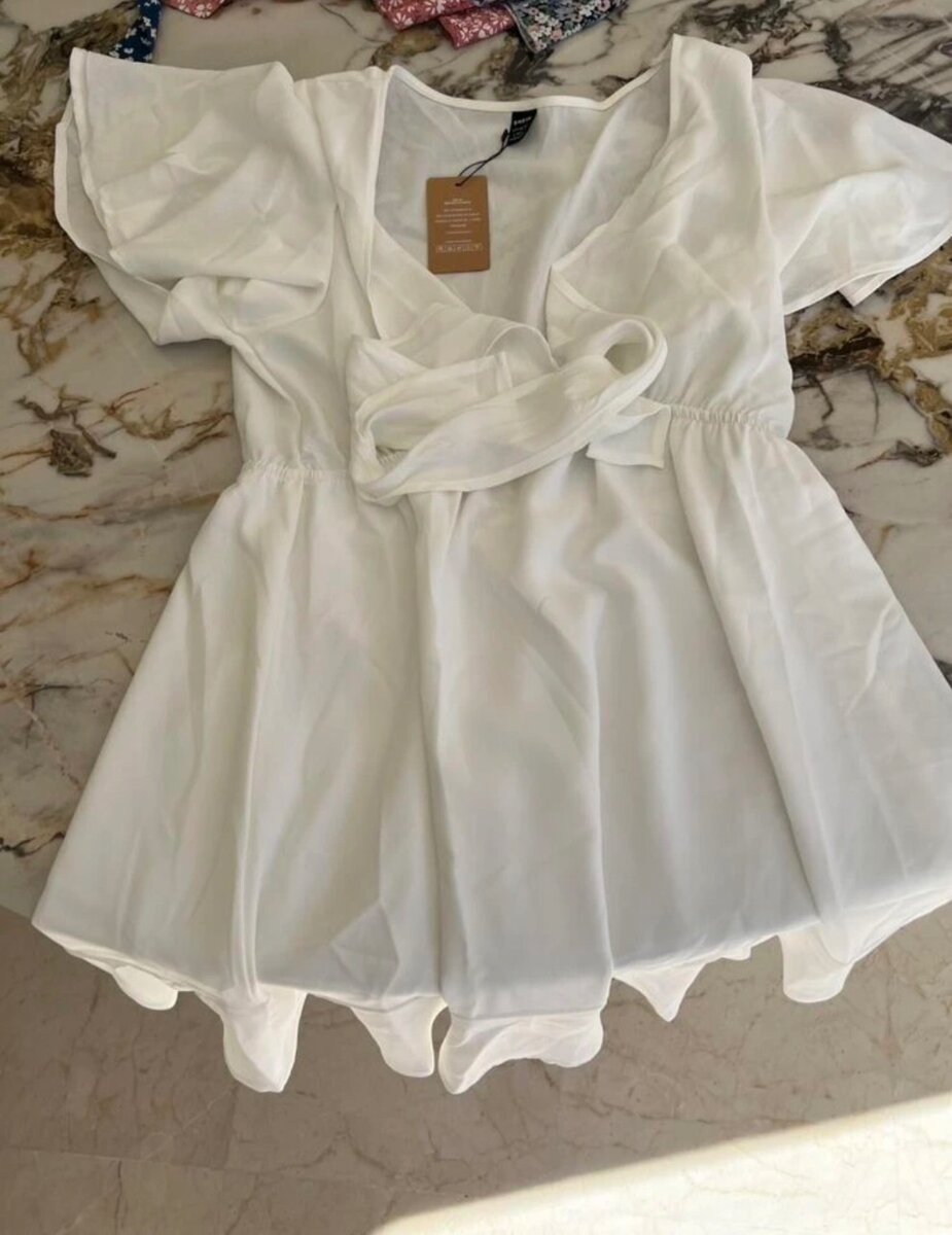 Robe manches papillons décolletée