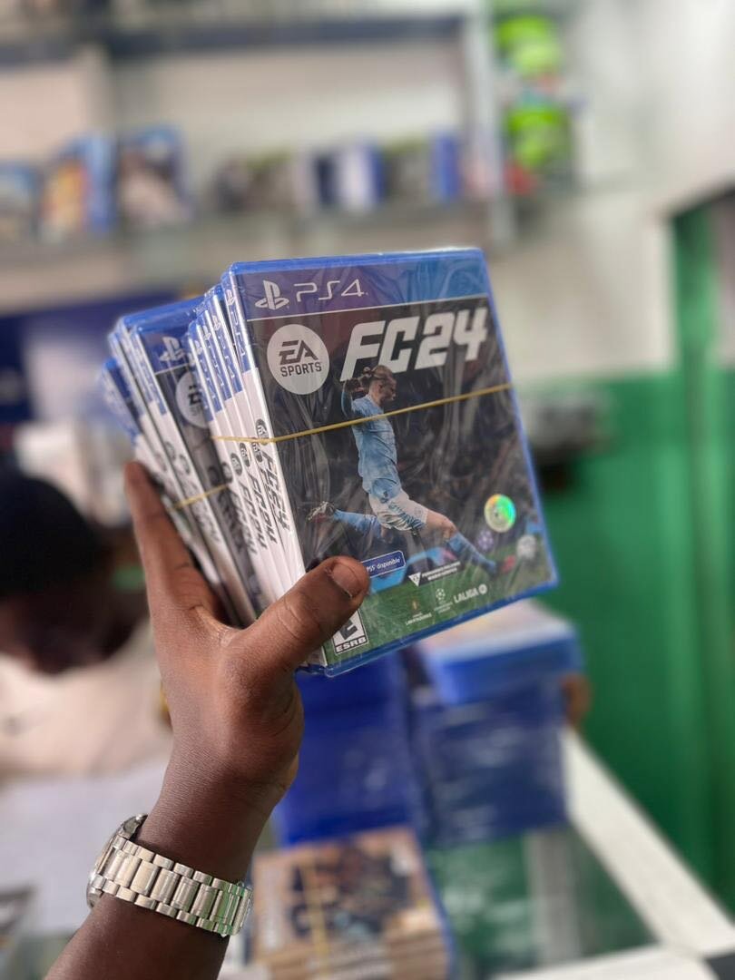 Ps4 Pro blanche ( propre) + 1 CD fc24 Scellé//nouvel arivage