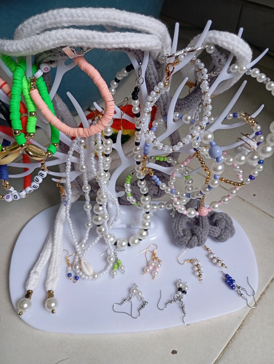 Lot de 26 bijoux artisanaux