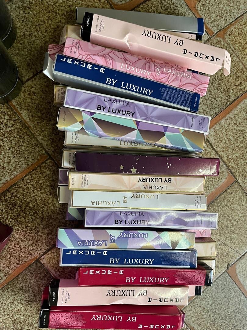 Fond de teint, gloss, essence parfum