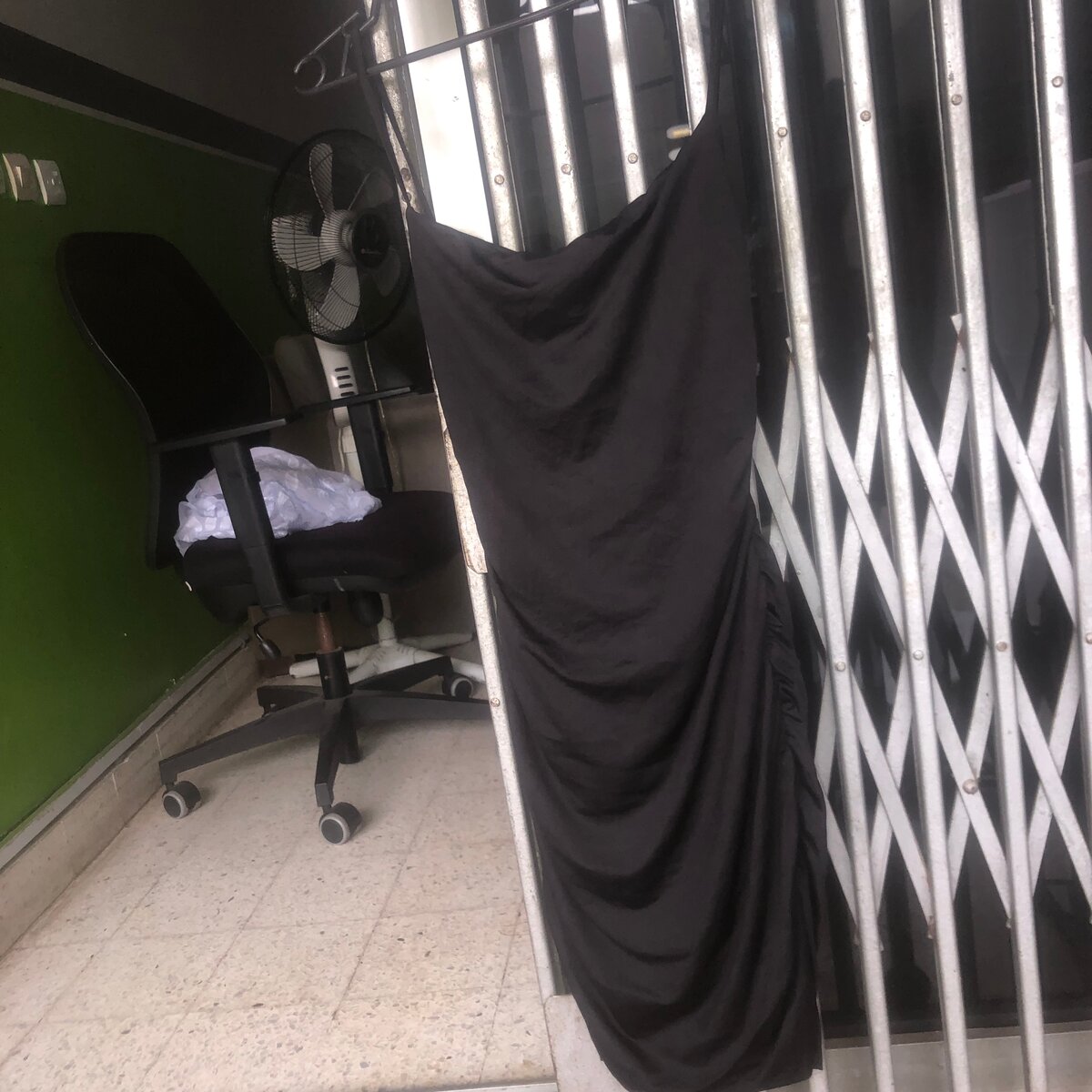 Robe noire élégante fripe