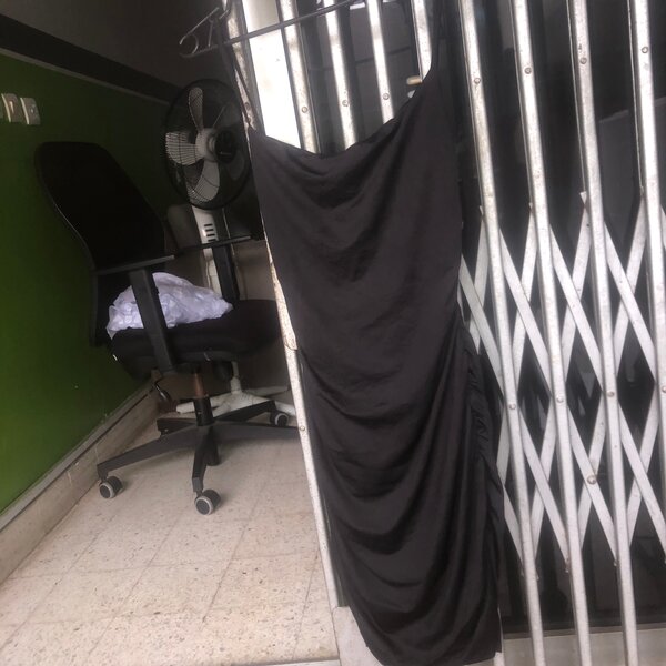 Robe noire élégante fripe